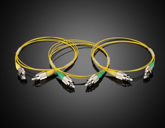 单模光纤跳线:光缆的室内应用形态,两端装配FC型连接器(图源:Edmund Optics)